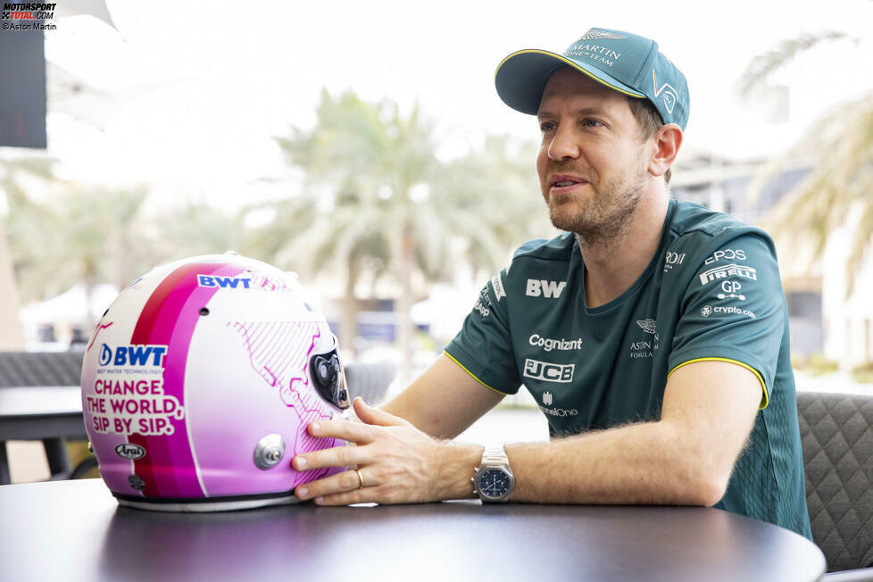 Wichtigste Info dazu: Sebastian Vettel ist jetzt Markenbotschafter von Aston-Martin-Sponsor BWT, daher die neuen Farben auf seinem Helm.