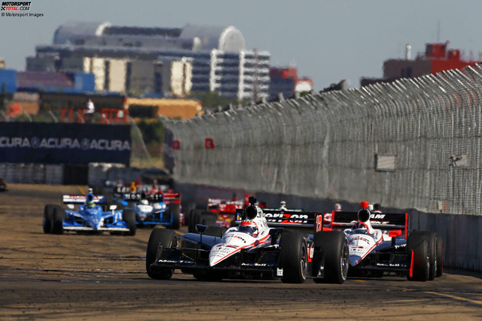 ... duellieren sich Power und Teamkollege Castroneves in Kurve 1. Power liegt außen und verliert Schwung. So kommt Ganassi-Pilot Scott Dixon vorbei. Castroneves fährt als Erster ins Ziel, wird aber auf P10 strafversetzt, weil er eine Durchfahrtsstrafe missachtet hat. Die wurde ihm aufgebrummt, weil er Power im Duell 