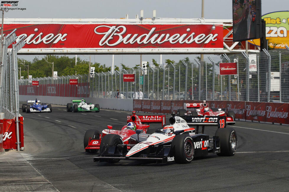 Toronto 2011: Im Titelkampf sind wie 2010 Power und Franchitti die Protagonisten. Seinen ersten Oval-Sieg (Fort Worth) hat Power eingefahren. Zum Stadtrennen in Toronto kommt er mit 20 Punkten Rückstand. Er startet einmal mehr von Pole und führt die ersten 32 Runden. In Runde 57 kollidieren die Titelrivalen im direkten Duell. Sie ...