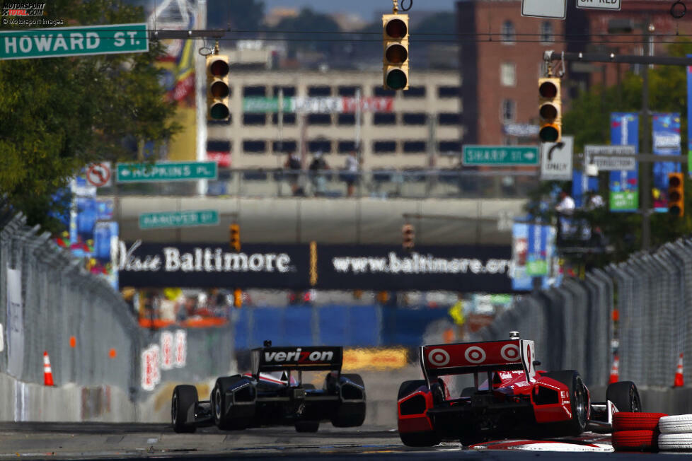 ... bei einem Restart Fünfter, Power Dritter. Der Ganassi-Pilot schert aus, der Penske-Pilot aber auch, um sich neben Vordermann Sebastien Bourdais zu setzen. Dixon, der im Gegensatz zu Power um den Titel kämpft, wird schlicht übersehen. Er crasht und belegt Platz 19. Power fährt zwar weiter, holt aber seinerseits nur Platz 18.