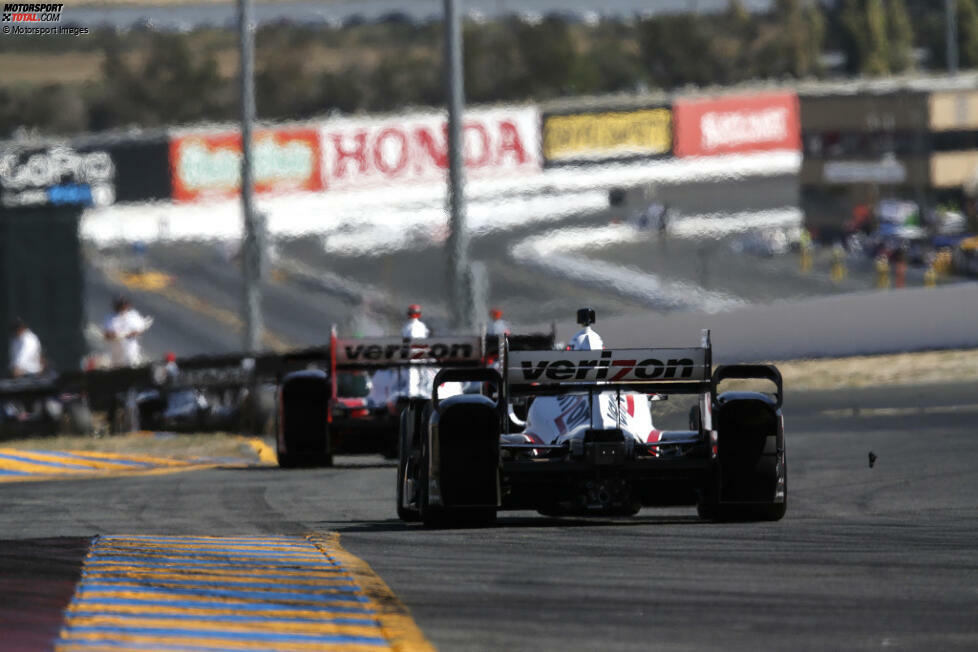 ... einer unglücklichen Kollision der beiden Titelanwärter im Penske-Lager. Beide setzen das Rennen fort. Power holt P7, Montoya P6. Champion aber wird Scott Dixon, der gewinnt, damit punktgleich mit Montoya ist, aber - entscheidend - einen Saisonsieg mehr hat. Titelverteidiger Power schließt mit einem Sieg (Indianapolis-GP) als Dritter ab.