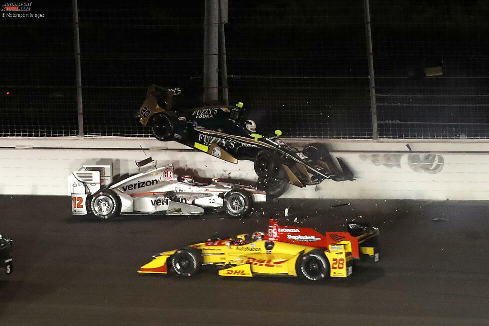 ... verliert Power nicht nur P1 an Teamkollege Josef Newgarden, sondern auch Haftung: Crash in erster Runde unter Grün. Auch Carpenter-Pilot Ed Carpenter crasht. Newgarden siegt und ist am Saisonende Champion. Power wird trotz dreier Siege (Indianapolis-GP, Fort Worth, Pocono) nur Fünfter - so schwach wie seit 2009 (Verletzung) nicht.