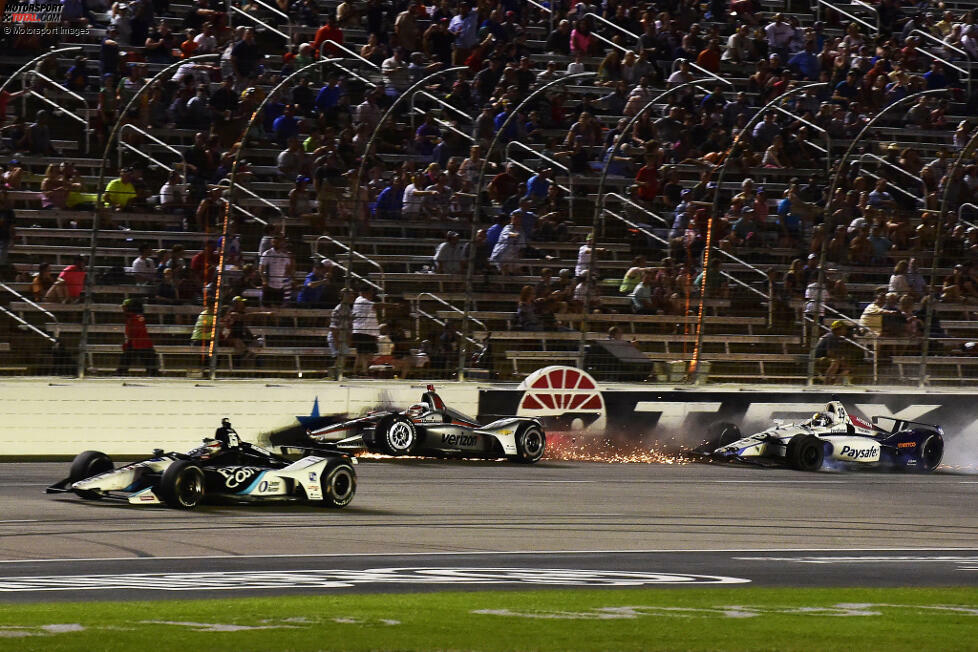 ... von IndyCar-Rookie Zachary Claman de Melo attackiert. Beide landen an der Mauer, nachdem sie ausgangs Turn 4 fast Seite an Seite lagen, Power darüber aber von seinem Spotter nicht unterrichtet wurde. Mit dem Ausfall durch Unfall verliert Power die Tabellenführung an Ganassi-Pilot Scott Dixon, der das Rennen gewinnt.