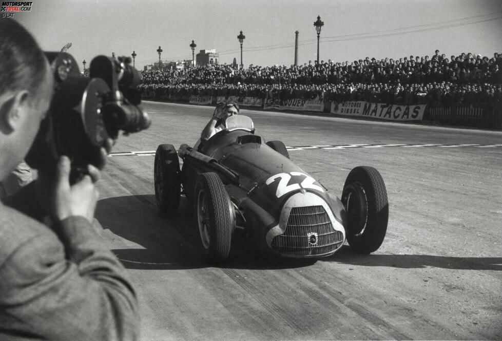 Juan Manuel Fangio (3 Jahre zwischen 1951 und 1954): Der Argentinier gilt als einer der größten Rennfahrer aller Zeiten. Gleich in der ersten Formel-1-Saison 1950 wird er Vizeweltmeister, ein Jahr später folgt der erste von insgesamt fünf WM-Titeln. Doch nicht jeder weiß, dass nach dem ersten Titel erst einmal eine Durststrecke folgt.