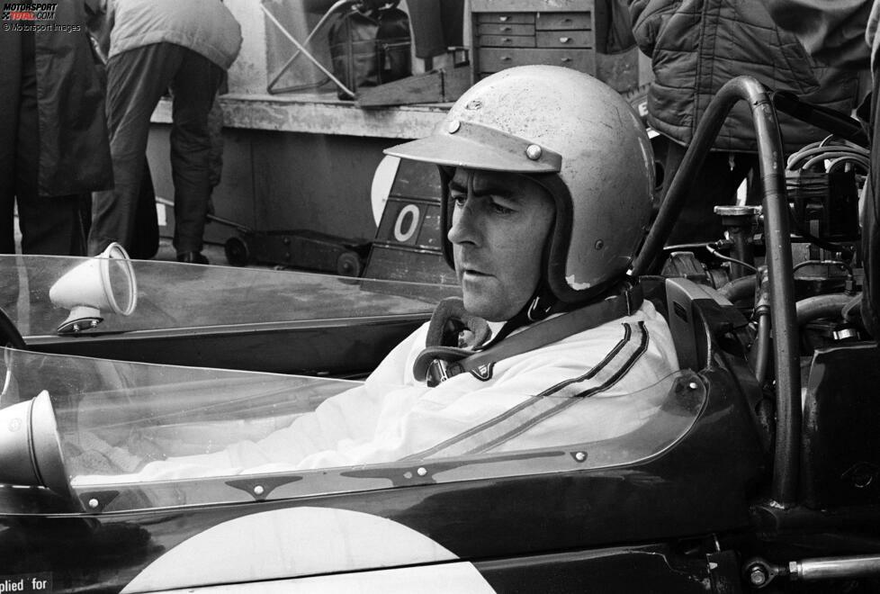 1964 feiert Teamkollege Dan Gurney die ersten beiden Siege für den Rennstall. Brabham selbst bleibt bis 1966 ohne Erfolg. Dann allerdings gelingt der ganz große Wurf! Mit vier Siegen macht sich der Australier zum bis heute einzigen Fahrer, der in einem selbst konstruierten Auto Formel-1-Weltmeister wird.