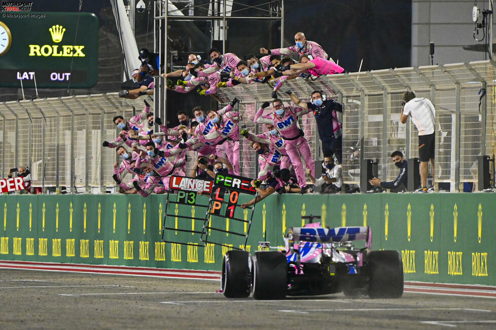 Sergio Perez musste am längsten auf seinen ersten Formel-1-Sieg warten, nämlich ganze 190 Rennen! Beim Grand Prix von Sachir in Bahrain 2020 eroberte der Mexikaner zudem den ersten und einzigen Sieg für das Racing-Point-Team.