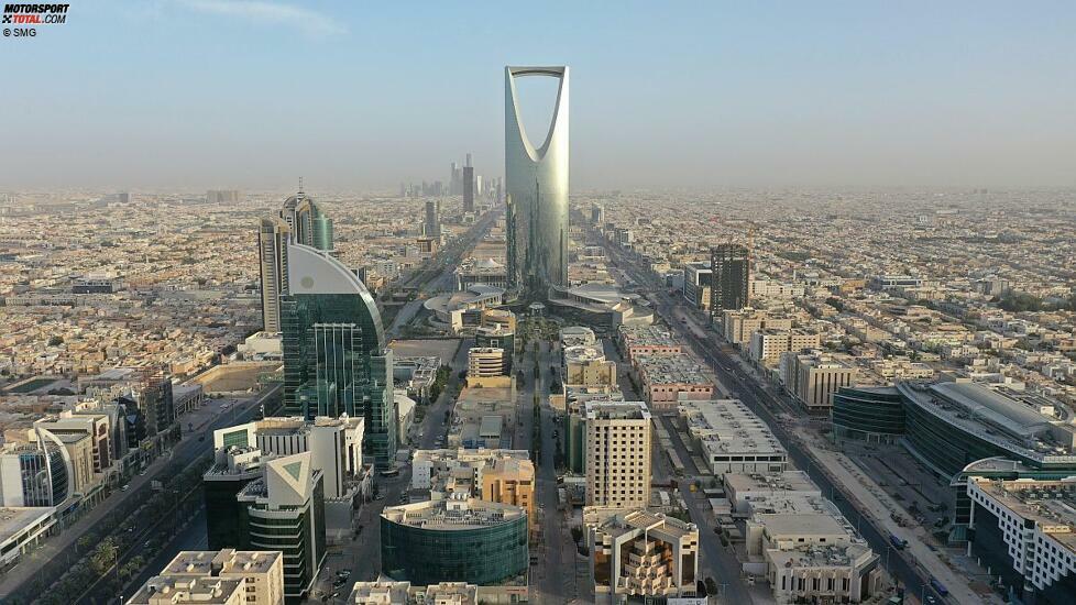Über Ad-Dawadimi führt die Rallye weiter nach Riad in die Hauptstadt Saudi-Arabiens. Die Skyline des modernen Teils der Stadt wird vom Kingdom Center geprägt. Dieser Wolkenkratzer ist 302 Meter hoch.
