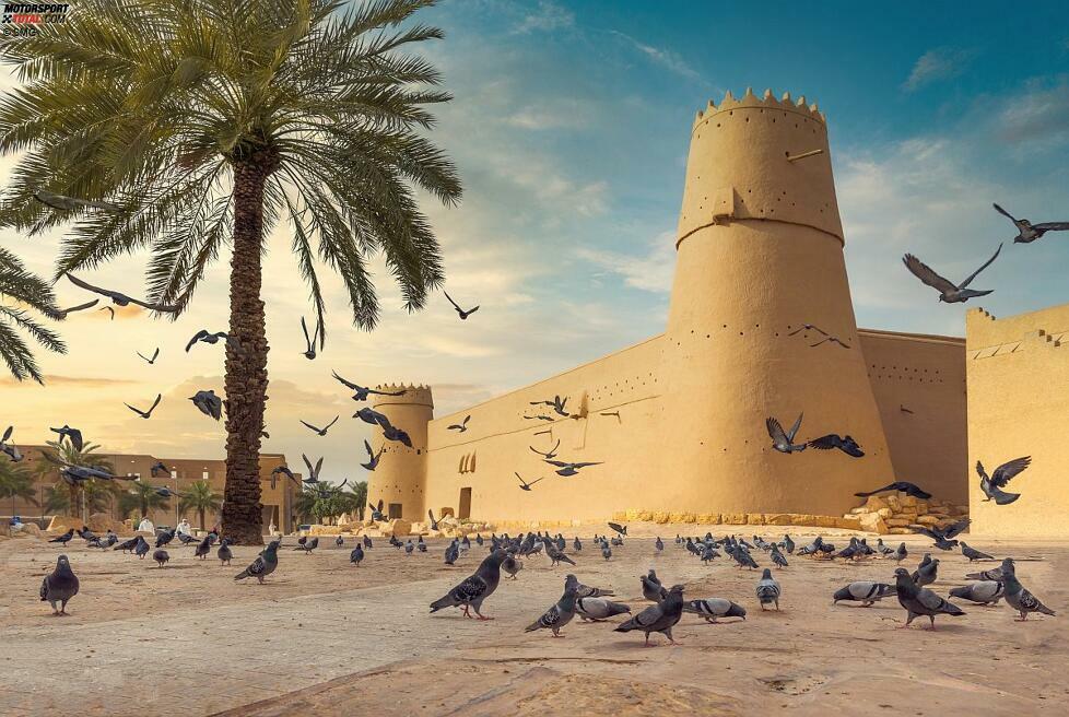 Es gibt in Riad aber auch den alten Stadtteil. Das Fort Masmak ist rund 150 Jahre alt. Im Jahr 1902 eroberte der Emir Abd al-Aziz ibn Saud die Festung. Es war der Beginn der Formung des heutigen Saudi-Arabiens.