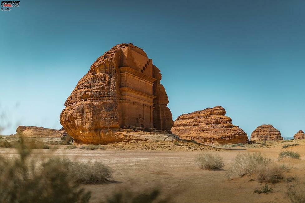 Weiter geht es ins Landesinnere nach Al'Ula. Im Nordwesten Saudi-Arabiens befindet sich das UNESCO Weltkulturerbe Hegra. Im Gegensatz zu Petra in Jordanien wird Hegra von weniger Touristen frequentiert.