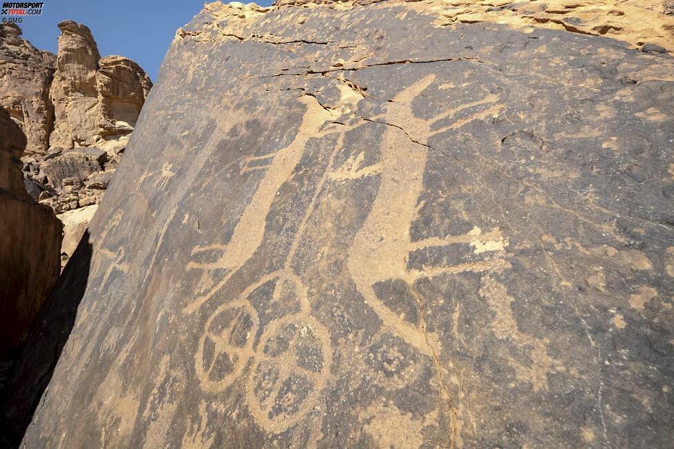 Die Zeichnungen bilden verschiedene soziale Aktivitäten ab, wie Gewand, Tiere und Waffen jener Zeit. Es wird geschätzt, dass sie vor 7.000 bis 9.000 Jahren entstanden sind.