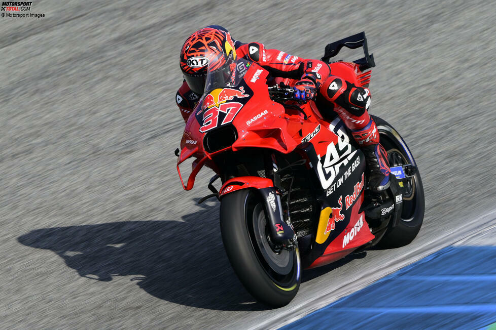 Während Acosta mit der roten KTM RC16 von Tech3-GasGas mehrere Podestplätze einfährt und nur ganz knapp eine Top-5-Platzierung in der WM-Tabelle verfehlt, gelinget Fernandez nur ein einziges Top-10-Ergebnis. Dieses holt er ...