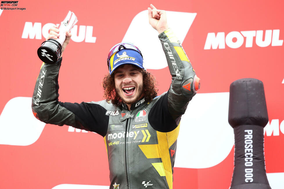 Nur drei Rennen später jubelt Bezzecchi erstmals auf dem MotoGP-Podium. Beim Niederlande-Grand-Prix in Assen belegt er P2 hinter dem späteren Weltmeister Francesco Bagnaia auf der Werks-Ducati. Aber auch Bezzecchi schließt das Jahr 2022 mit einem Titel ab.