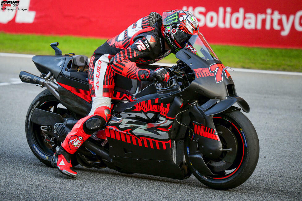 ... für 2025 erfüllt sich Bezzecchi den Traum von einem Wechsel in ein Werksteam. Er unterschreibt bei Aprilia, wo er Teamkollege des 2024er-Weltmeisters Jorge Martin wird. Während Bezzecchi von VR46 kommt, kommt Martin von Pramac zu Aprilia.