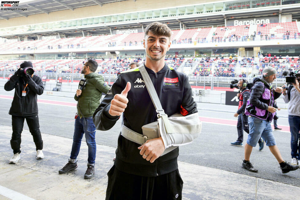 ... 2025 will er wieder komplett fit sein. Für sein zweites Jahr im VR46-Team erhält Di Giannantonio aktuelles Werksmaterial. Das heißt, er sitzt 2025 genau wie die beiden Ducati-Werkspiloten Francesco Bagnaia und Marc Marquez auf einer Ducati GP25.