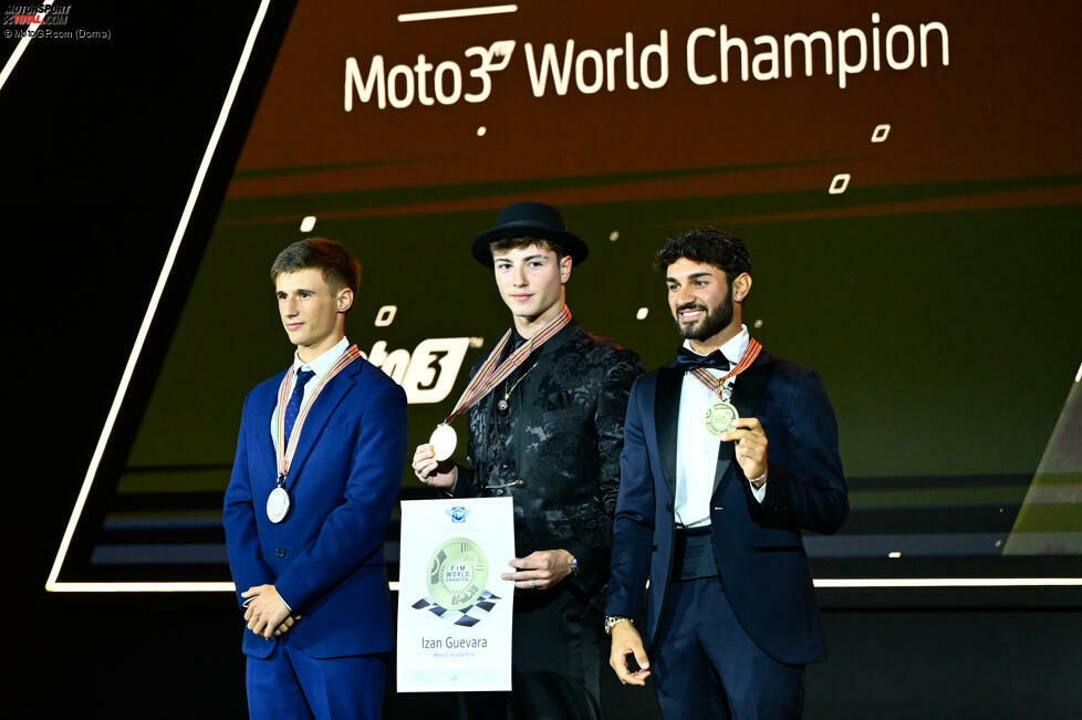 Die Top 3 der Moto3: Weltmeister Izan Guevara mit Vizeweltmeister Sergio Garcia (links) und Dennis Foggia (rechts).
