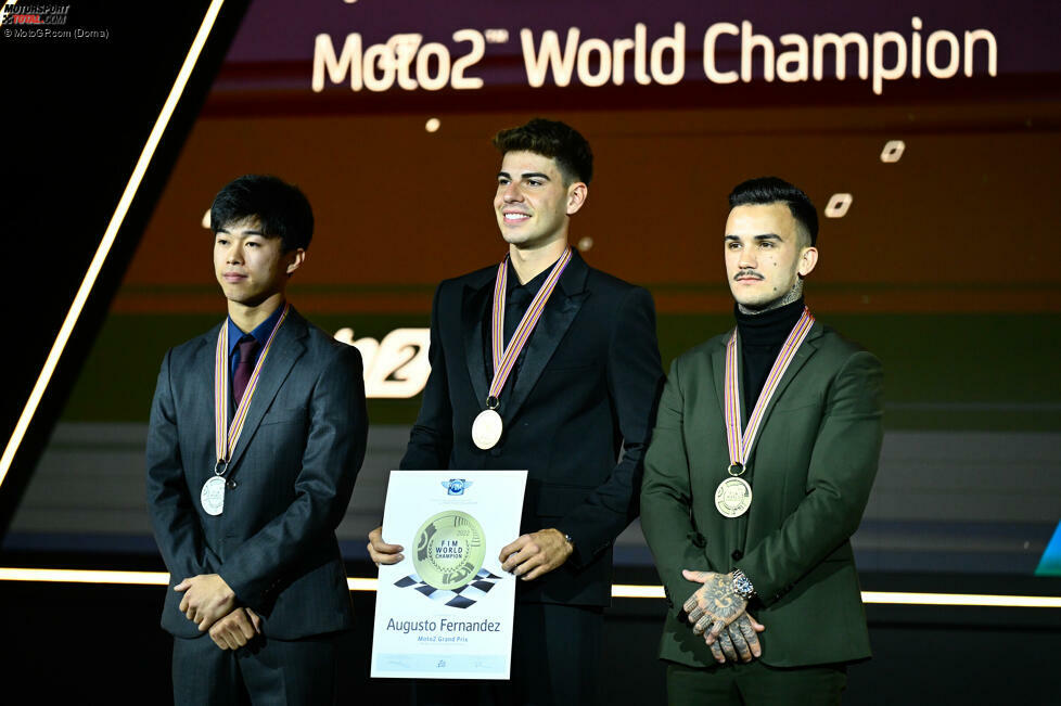 Die Top 3 der Moto2: Weltmeister Augusto Fernandez mit Vizeweltmeister Ai Ogura (links) und Aron Canet (rechts).