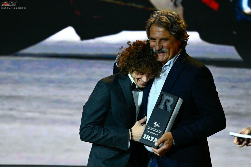 Bester MotoGP-Rookie des Jahres: Marco Bezzecchi erhält die Auszeichnung von Paolo Simoncelli.