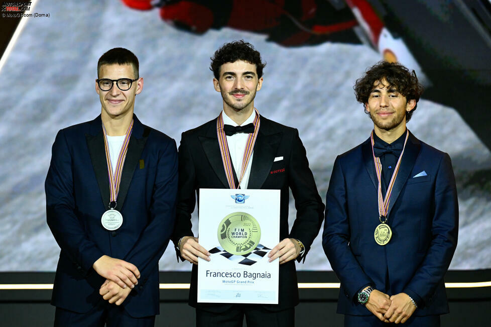 Die Top 3 der MotoGP: Weltmeister Francesco Bagnaia mit Vizeweltmeister Fabio Quartararo (links) und Enea Bastianini (rechts).