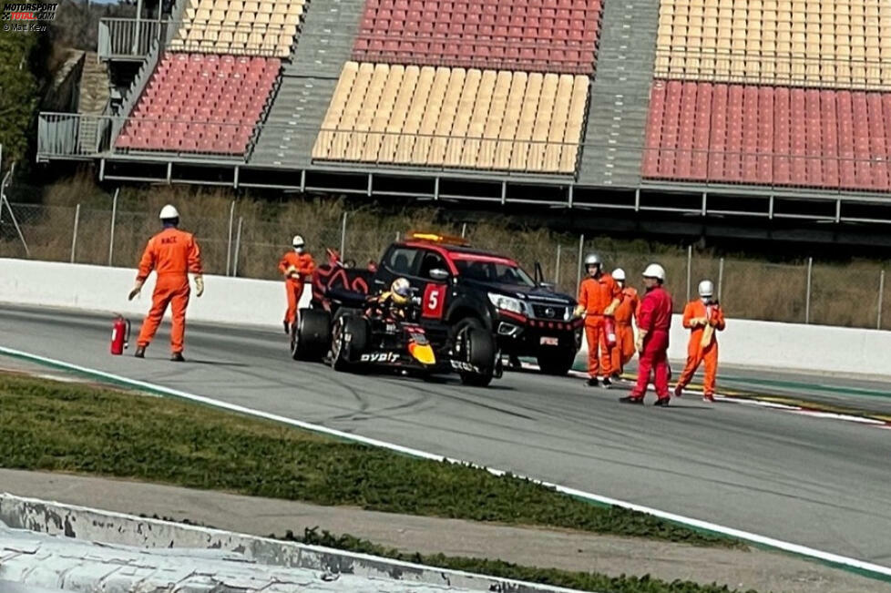 Für die erste Rotphase der diesjährigen Wintertests sorgt Sergio Perez am Vormittag. Sein Auto rollt aus nach Defekt. Ursache: unklar. Es könnte an der Benzinpumpe gelegen haben oder am Getriebe. Fest steht nur ...