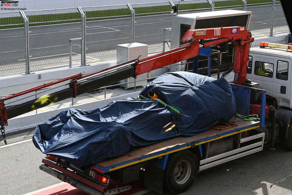 ..., dass Red Bull viel Zeit verliert. Denn der RB18 von Perez steht nach dem Zwischenfall über Stunden in der Box, das Team verpasst praktisch den kompletten Nachmittag des zweiten Testtags.