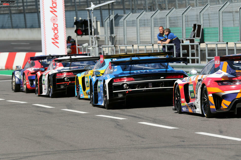 Wie sieht das Wochenend-Format der DTM aus? Das bleibt ebenfalls bestehen: Die DTM wird wie bisher am Samstag Qualifying und Rennen und auch am Sonntag Qualifying und Rennen austragen. Die Renndauer wird um fünf Minuten auf eine Stunde und eine Runde verlängert, das Boxenstopp-Fenster ist nur noch von Minute 20 bis Minute 40 geöffnet.