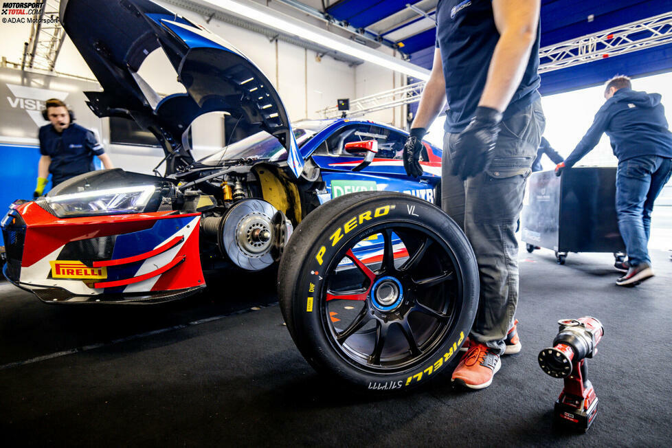 Wer wird Einheitsreifen-Ausstatter? Statt den Michelin-Pneus kommen in Zukunft wie in den meisten GT3-Serien die italienischen Pirelli-Reifen zum Einsatz. Das hat auch damit zu tun, dass die BoP der SRO auf Pirelli angepasst ist. Pro Fahrzeug dürfen die Teams nicht mehr vier Sätze, sondern fünf Sätze pro Wochenende nutzen.
