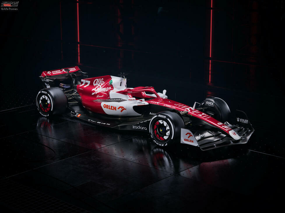 Im Vergleich zu 2021 wurde die Lackierung des Alfa Romeo einem Facelift unterzogen. Der Alfa-Schriftzug ist neu gestaltet, das Logo von Kubica-Sponsor Orlen jetzt orange, die rot-weißen Flächen etwas anders verteilt. Und der Frontflügel ist schwarz statt weiß, ...