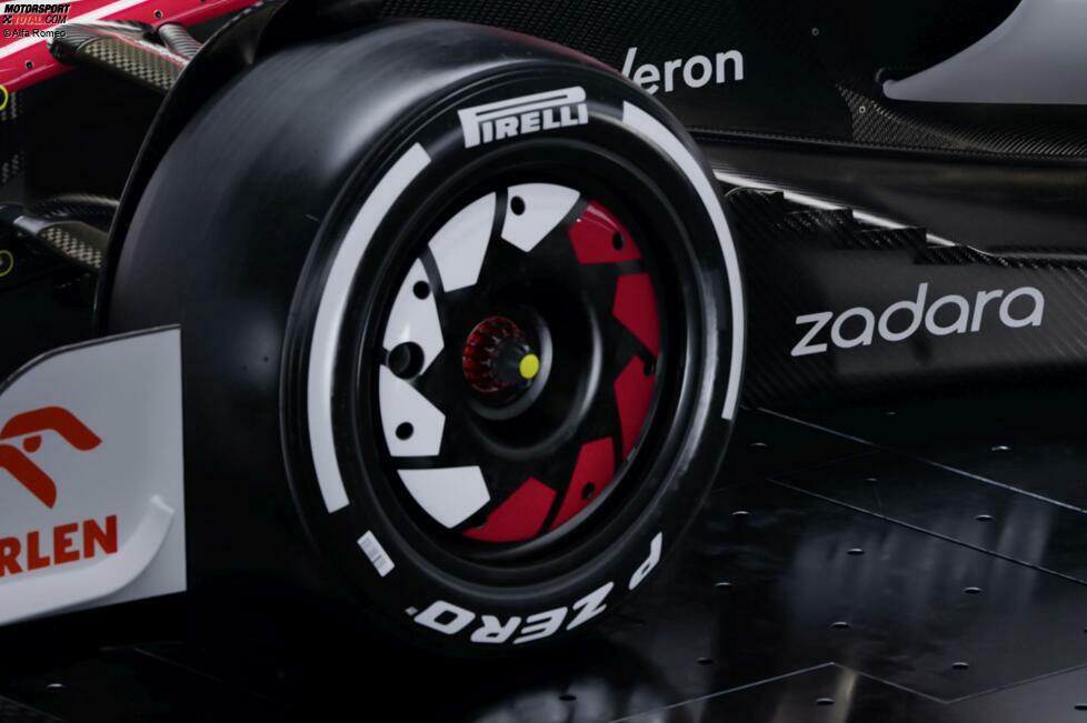 ... und eine optische Feinheit: Alfa Romeo hat die 2022 neuen Radkappen in den Teamfarben lackiert.