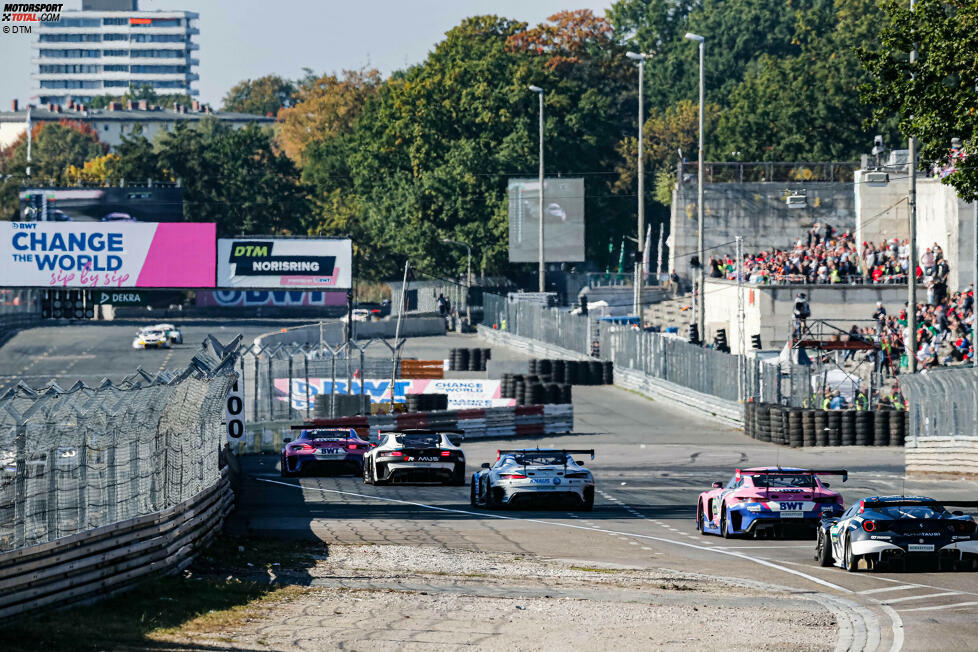 Stallorder-Verbot: Weil Mercedes-AMG Maximilian Götz am Norisring durch Herstellertaktik zum Titel lotste, führt die DTM das Teamorder-Verbot wieder ein. Das hatte man erst 2021 vorschnell aus dem Regelwerk gestrichen, weil man glaubte, dass derartige Spielchen nach dem Ende der DTM als Herstellerserie ohnehin Geschichte seien.