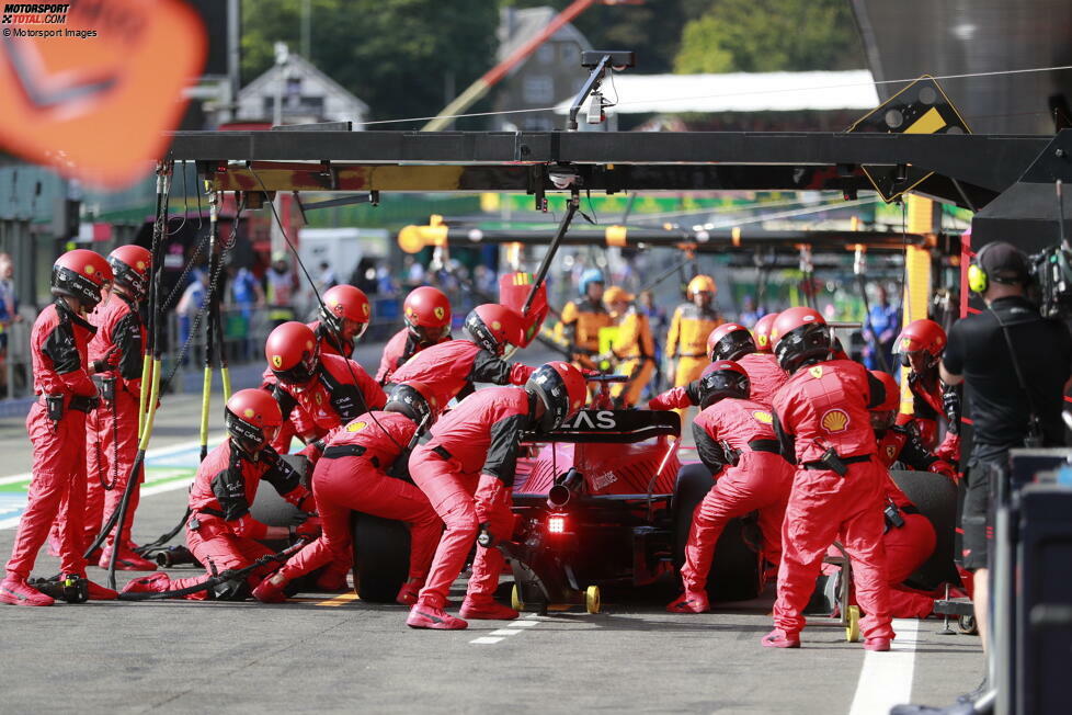 #4 Belgien 2022: Mit einer Gridstrafe im Gepäck war es klar, dass die Chancen von Leclerc in Spa eher gering sind. Im Rennverlauf zeigt sich, dass Ferrari gegen die Pace von Red Bull komplett chancenlos ist. Da Leclerc kurz vor Schluss auf Rang 5 liegt, beordert ihn Ferrari in Runde 42 von 44 zur Box, um ...