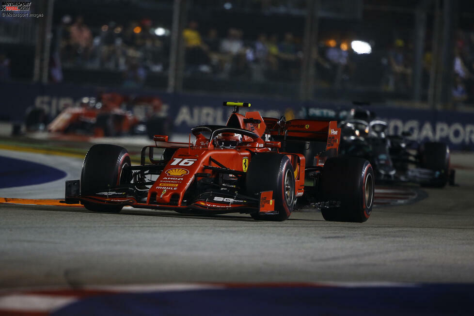 #6 Singapur 2019: Die Vorzeichen für Leclercs 3. Sieg in Serie stehen gut: Von der Pole gestartet kontrolliert der Monegasse das Rennen vor Hamilton und Teamkollege Vettel. In Runde 19 holt Ferrari den Heppenheimer an die Box, um einen Undercut gegen Hamilton zu vollziehen, und das mit Erfolg! Doch als Leclerc ...