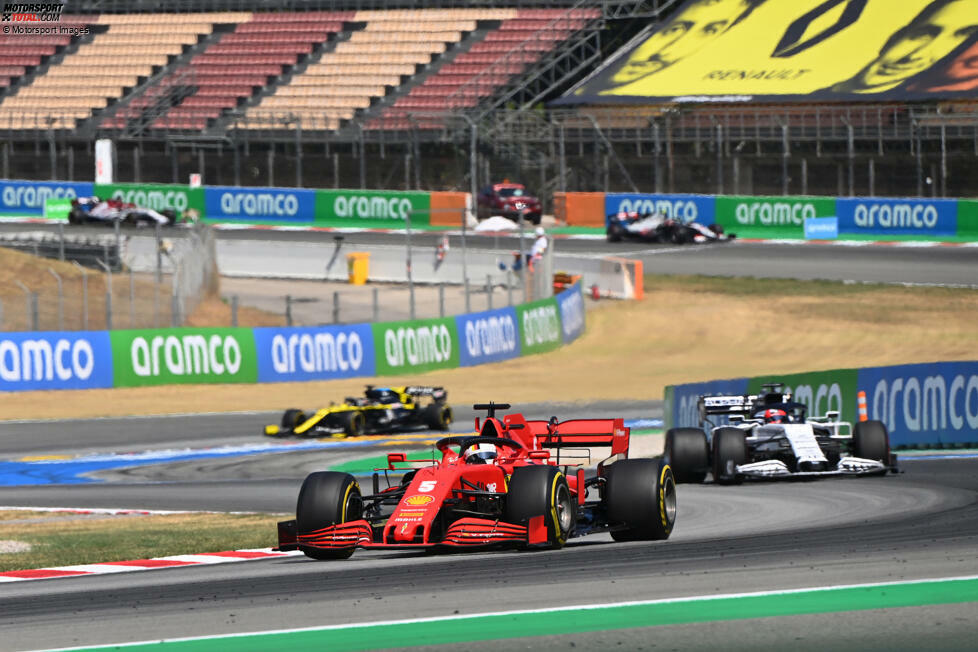 #19 Spanien 2020: Mit dem SF1000 kämpfen Leclerc und Vettel wegen der fehlenden Motorleistung zumeist nur im Mittelfeld, daher ist die Pace der Roten auf der kurvenreichen Strecke in Barcelona relativ gut. Die von Ferrari gewählte Strategie für Vettel ist jedoch ziemlich überraschend: Auf den Medium-Reifen gestartet, legt ...