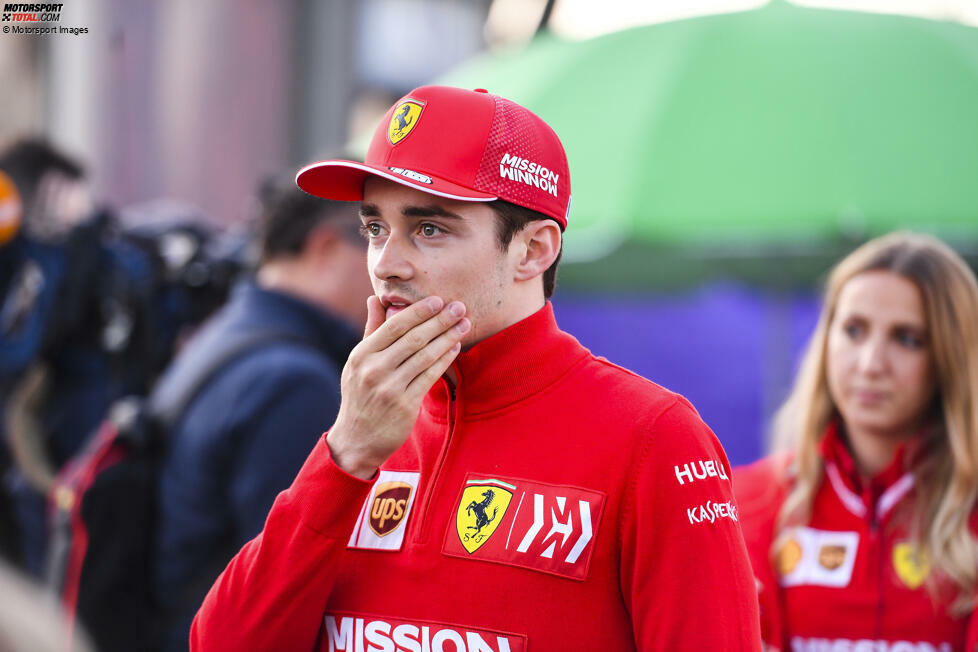 ... auf P5 liegend, holt Ferrari Leclerc in Runde 47 - fünf Runden vor dem Ende - noch einmal herein für die schnellste Rennrunde, die dem Monegassen auch gelingt. Doch mit Platz 5 bei über 50 Sekunden Rückstand auf Verstappen auf P4 viel zu wenig. Ein Podium wäre mindestens drin gewesen.