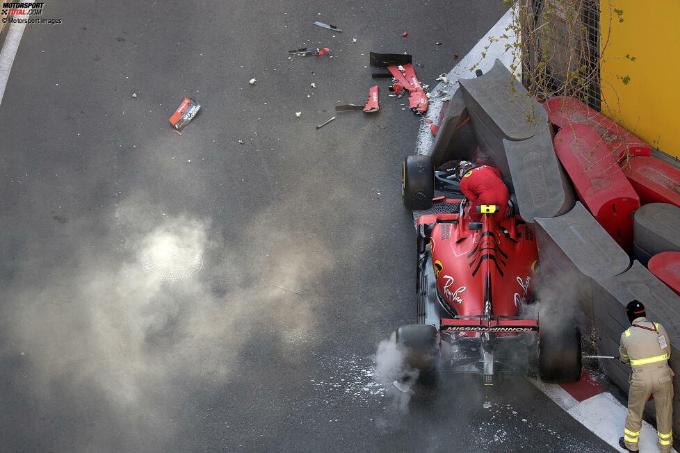 #21 Aserbaidschan 2019: Nach einem Crash im Qualifying geht Charles Leclerc nur vom 8. Platz ins Rennen, hat den Rückstand trotz Medium-Reifen auf seinen Teamkollegen Vettel auf Softs (P3) aber nach nur 11 Runden aufgeholt. Als Vettel und die Mercedes stoppen, fährt der Monegasse nun auf P1 immer noch gute Rundenzeiten und ...