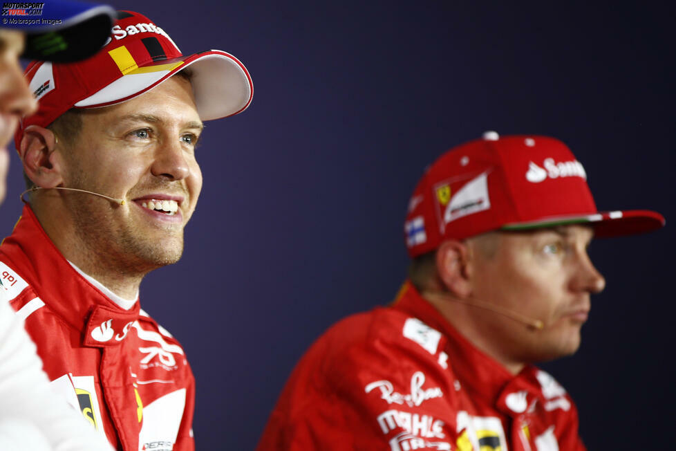 ... zu vermeiden, wodurch seine Pace einbricht. Teamkollege Räikkönen hinter ihm würde gerne vorbei, darf aber nicht, da Vettel ein leichtes Opfer für die Mercedes-Piloten dahinter wäre. Vettel rettet den Doppelsieg für Ferrari ins Ziel, aber Räikkönen ist nicht gerade erfreut über die Teamtaktik, die ihm eine Chance auf den Sieg nimmt.