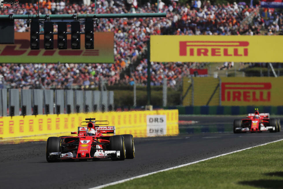 #22 Ungarn 2017: Spannungen am Funk bei Ferrari: Nach der Doppelpole von Sebastian Vettel und Kimi Räikkönen will die Scuderia auch den Doppelsieg auf dem Hungaroring holen. Polesetter Vettel ereilt früh im Rennen jedoch ein Problem mit der Lenkung, wodurch das Lenkrad stark nach links geneigt ist. Er wird angewiesen, die Randsteine ...