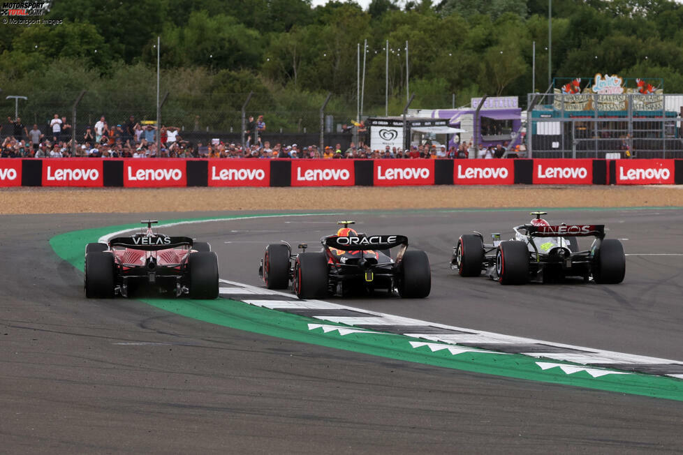 ... Spitzenreiter Leclerc lässt Ferrari auf alten harten Reifen draußen, während man Sainz, der zu diesem Zeitpunkt 5 Sekunden dahinter auf P2 liegt, frische Soft-Reifen montiert. Beim Neustart ist der Monegasse komplett chancenlos und wird von Sainz geschluckt, wobei sich der Spanier einer Teamorder des Ferrari-Teams widersetzt. Am Ende ...