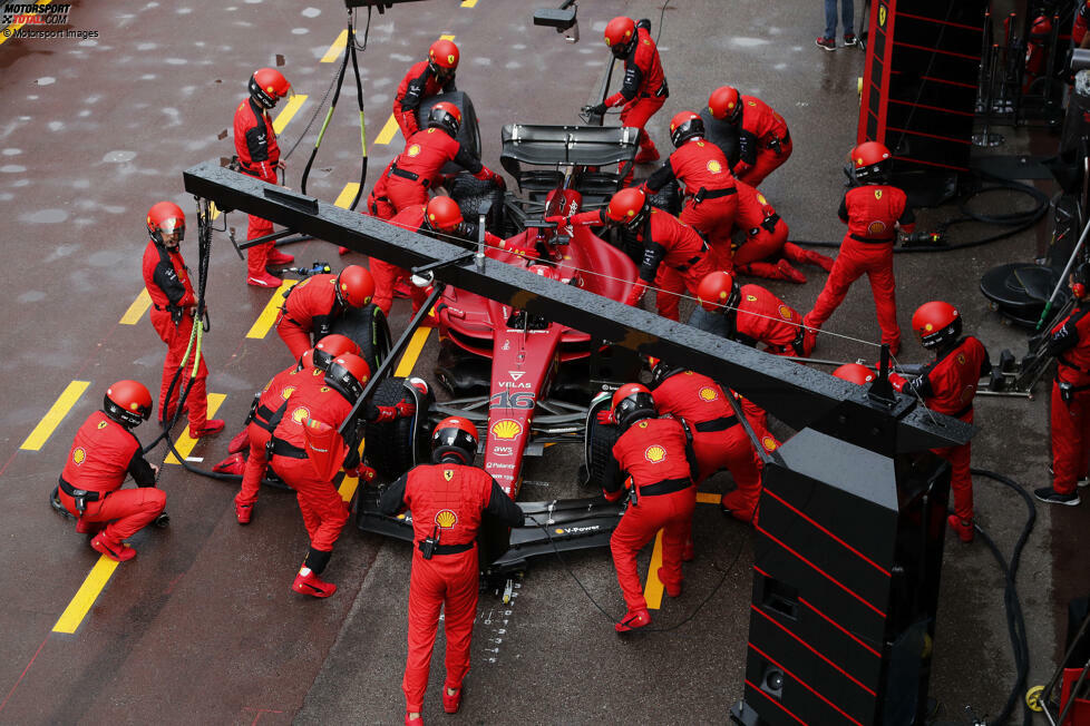 ... Wechsel auf Inters an die Box. Der Red-Bull-Pilot lag vorher 8 Sekunden hinter dem Führenden Leclerc. Bei Ferrari ist man sich jedoch unsicher, was man machen soll: Sofort reinkommen und den Undercut abwehren? Oder später direkt von den Extrem-Regenreifen auf die Trockenreifen wechseln? Während Sainz am Funk auf P2 klar macht, ...