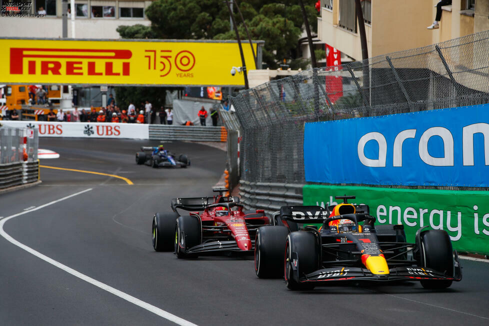 ... dass er Variante 2 durchziehen will, wählt Ferrari bei Leclerc keine der beiden Varianten. Erst 2 Runden nach Perez' Stopp holt man den Monegassen rein, aber der Mexikaner hat schon viel zu viel Zeit gewonnen. Leclerc kommt deutlich hinter ihm und auch Max Verstappen heraus, womit P4 und wieder kein Sieg im Fürstentum besiegelt ist.