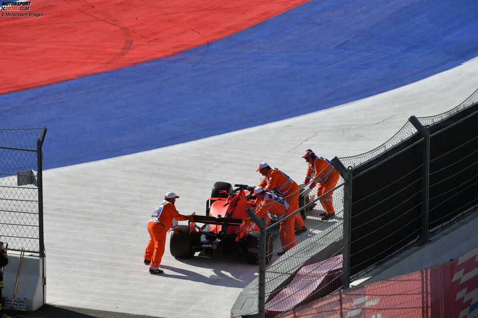 ... die alte Ordnung durch einen Undercut von Leclerc wiederherzustellen. Als Vettel in Runde 26, und damit vier Runden später als sein Teamkollege, sein Reifenwechsel absolviert, ist der Monegasse tatsächlich vorne. Nur 2 Runden später fällt Vettel mit einen Motorproblem jedoch aus und stellt sein Auto ungünstig ...