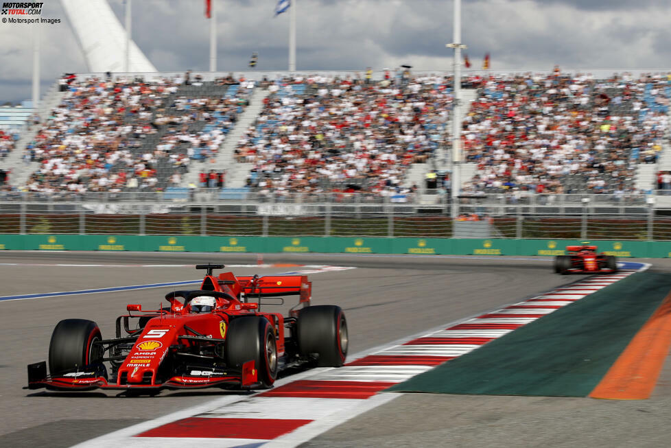 ... Vettel das Rennen an. In der Folge fordert der Monegasse sein Team auf, die Führung wieder übernehmen zu dürfen, da dies so vor dem Rennen abgesprochen wurde. Vettel will den Platz trotz mehreren Aufforderungen seines Teams aber nicht hergeben. Der Heppenheimer kann nun wegziehen, doch Ferrari versucht ...