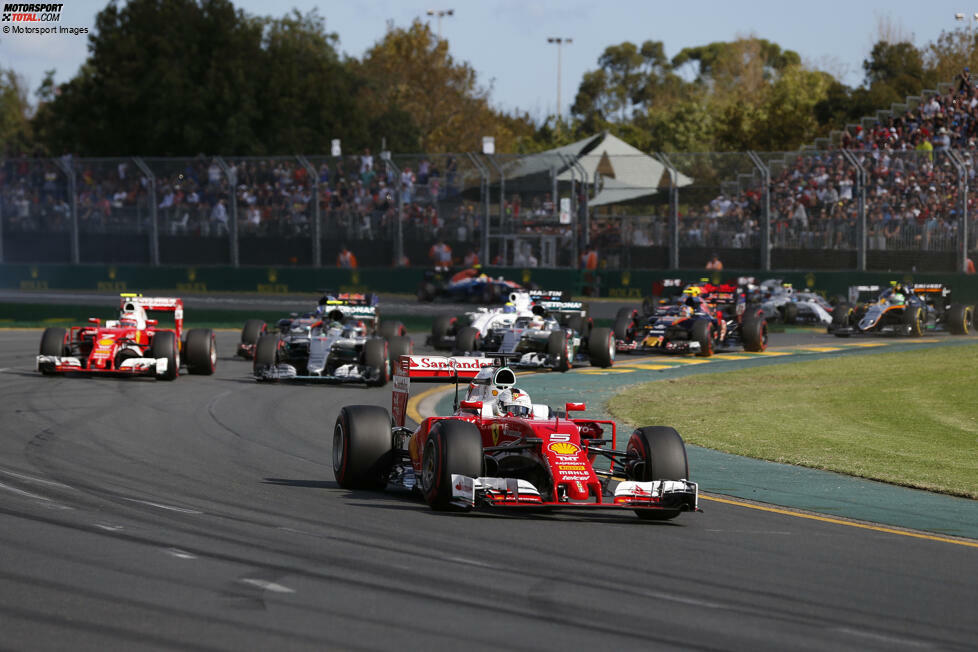 #8 Australien 2016: Von den Plätzen 3 und 4 gestartet, legen die Ferrari-Piloten Vettel und Räikkönen einen Raketenstart hin, überholen beide Mercedes-Piloten in den ersten zwei Kurven und bilden eine Ferrari-Doppelführung. Während der Finne die Pace jedoch nicht mitgehen kann und zurückfällt, baut Vettel seinen ...