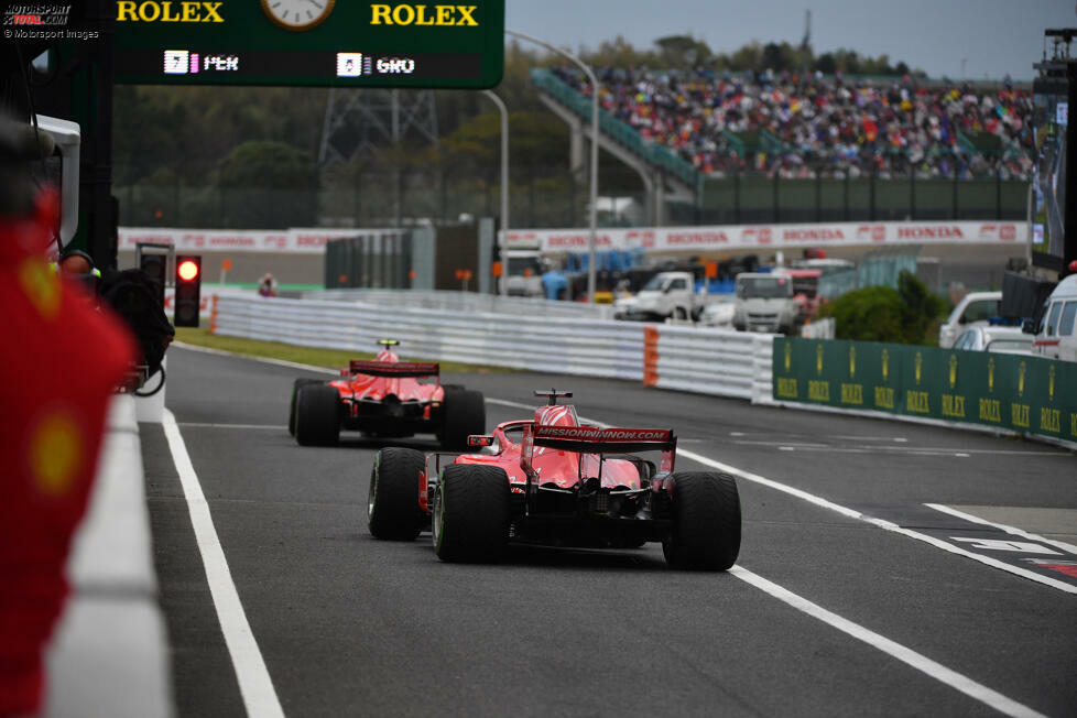 #2 Japan 2018: Erneut droht im letzten Qualifyingsegment Regen, während die Strecke mit Start des Q3 noch hauptsächlich trocken ist. Ferrari schickt jedoch sowohl Vettel als auch Räikkönen mit Intermediates auf die Strecke, während der Rest mit Trockenreifen Bestzeiten fährt. Nach der Outlap holt Ferrari beide Piloten rein und wechselt ...