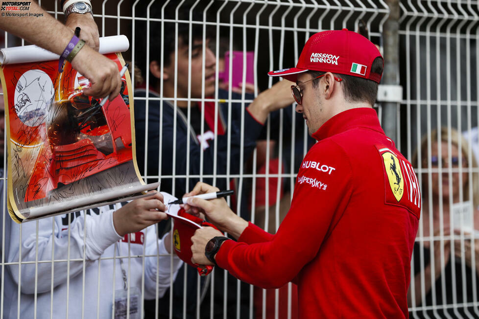 #5 Monaco 2019: Leclerc ist bei seinem ersten Heimrennen für Ferrari im Fürstentum der umjubelte Star. Mit der schnellsten Zeit im dritten Training gilt er als einer der Favoriten für das wichtigste Qualifying des Jahres. Doch für den Monegassen ist bereits mit Rang 16 in Q1 Schluss, nachdem sich ...