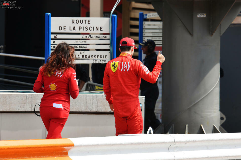 ... sein Ferrari-Team verpokerte. Nach den ersten Läufen liegen Vettel und Leclerc nur im Mittelfeld, doch man entscheidet sich, den Lokalmatador in der Box zu lassen und Reifen zu sparen. Die Strecke wird jedoch immer besser, sodass Leclerc auf P16 rutscht und keine Chance mehr hat, seine Zeit zu verbessern. Leclerc ...