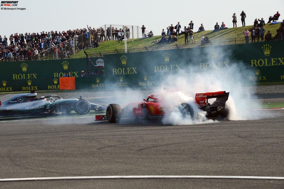 ... die ihn am Ende auf P3 spült. Für Vettel kam das Safety-Car jedoch genau zum falschen Zeitpunkt. Er ist schon an der Boxeneinfahrt vorbei, sodass er sich keine frischen Reifen aufziehen kann. Zur Krönung wird er noch von Max Verstappen abgeräumt und kommt auf Platz 8 ins Ziel. Ein zweiter Platz wäre aber mindestens drin gewesen.