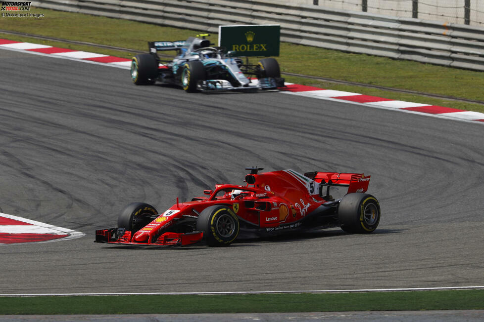 #16 China 2018: In Shanghai holt Ferrari überlegen die Poleposition vor Mercedes mit P1 und P2 für Vettel und Räikkönen. Der Deutsche führt das Rennen mit etwa 3,5 Sekunden vor Valtteri Bottas an und steht im 3. Saisonrennen vor dem 3. Sieg. Doch in Runde 19 versucht der Finne einen Undercut, ...