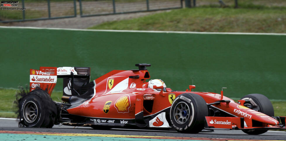 ... und setzen auf eine riskante Einstoppstrategie. Auf Rang 3 liegend fliegt Vettel jedoch 3 Runden vor Schluss mit einem Reifenschaden auf der schnellen Kemmel-Geraden ab. Es war seine 28. Runde auf dem Medium-Reifen. Nach dem Rennen verteidigen Ferrari und Vettel ihre Strategie, kritisieren dafür aber Reifenhersteller Pirelli.