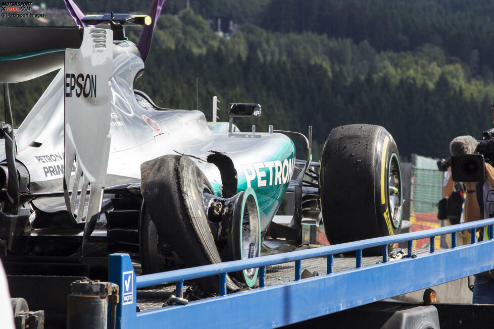 #9 Belgien 2015: Nach einem Reifenplatzer von Mercedes-Pilot Nico Rosberg im Training steht Pirelli in der Kritik und fordert die Teams im Rennen auf, maximal 22 Runden mit einem Reifensatz zu fahren. Ferrari und Vettel wollen vom 8. Platz in der Startaufstellung jedoch Boden gut machen ...