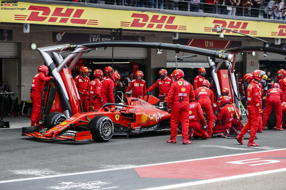 ... reagiert Leclerc an der Spitze, was ihm zu einer Zweistoppstrategie im 71-Runden-Rennen zwingt. In Runde 23 kommt Lewis Hamilton für frische harte Reifen an die Box, um Vettel vor sich im Rennen der Einstopper zu undercutten: Mit Erfolg. Ferrari kann mit Vettel nicht reagieren und versucht ihn bis Runde 37 fahren zu lassen, um ...